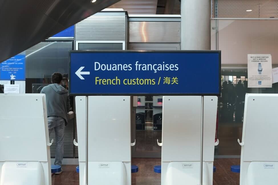 Sign saying 'French customs' at an airport.